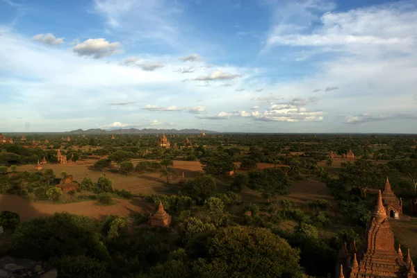 Solnedgang sett fra Schwesandaw Paya - det arkeologiske funnstedet Bagan i Burma - Asia – stockfoto