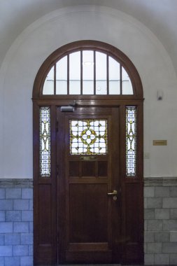 Eski ahşap kapı bir Hollandalı art deco binada - Hollanda