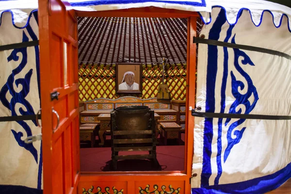 Interieur Van Een Mongoolse Yurt Ger Met Een Bank Tafel — Stockfoto