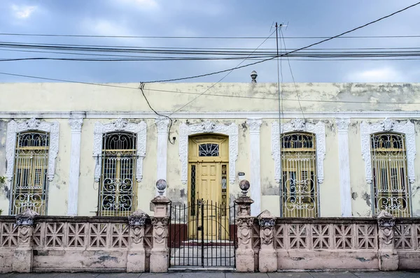 Facciata di una vecchia casa coloniale a Cienfuegos, Cuba — Foto Stock