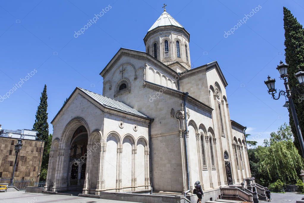Fachada de la iglesia de San de Kashveti en Tiflis, 2023