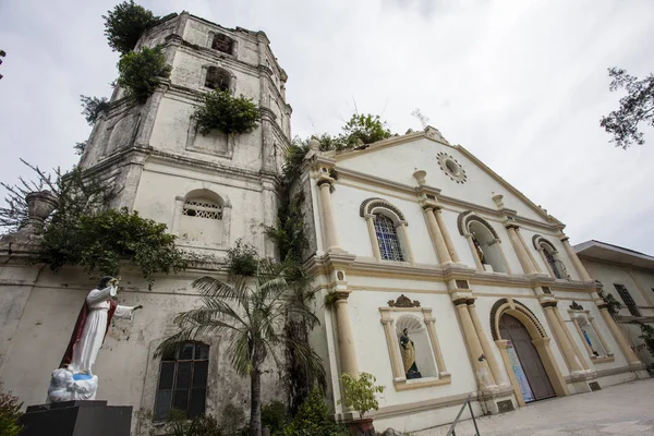 Фасад церкви Святого Марка в Кабугао, Лусон, Филиппины, Азия — стоковое фото