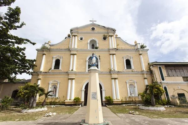 Фасад церкви Святого Вильяма в Магсингле, Лусон, Филиппины, Юго-Восточная Азия — стоковое фото