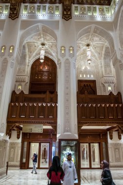 Muscat, Umman, Orta Doğu 'daki Kraliyet Opera Salonu' nun giriş salonu.