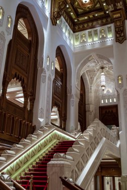 Muscat, Umman, Orta Doğu 'daki Kraliyet Opera Salonu' nun giriş salonu.