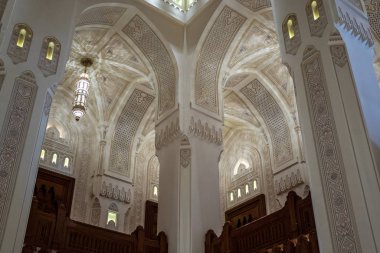 Muscat, Umman, Orta Doğu 'daki Kraliyet Opera Salonu' nun giriş salonu.