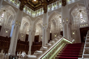 Muscat, Umman, Orta Doğu 'daki Kraliyet Opera Salonu' nun giriş salonu.