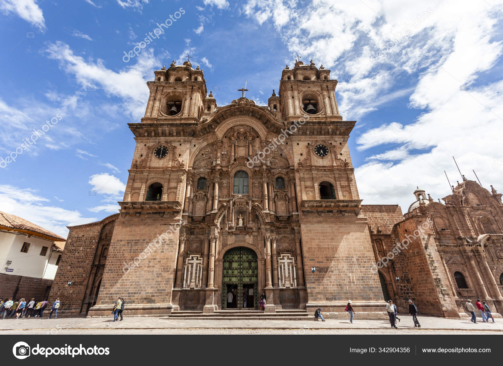 Iglesia de la Compania de Jesus church at Plaza de Armas in Cuzco in Peru –  Stock Editorial Photo © jeewee #342904356