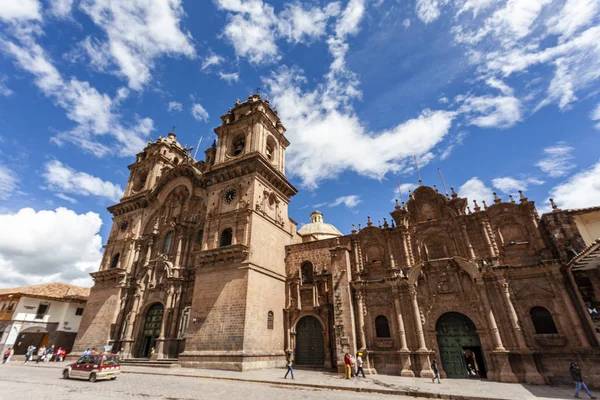 Iglesia de la Compania de Jesus church at Plaza de Armas in Cuzc — Stock Photo, Image