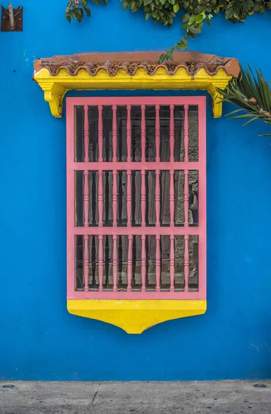 位于哥伦比亚卡塔赫纳德印第亚斯旧中心的一座蓝色殖民房屋的立面 免版税图库照片