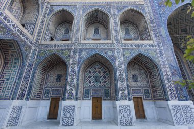 Bir medresenin içinde mavi mozaikler bulunan renkli atriyum duvarları, Semerkand Registan, Özbekistan - Orta Asya