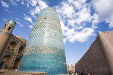 Eski Khiva (Xiva) kasabasındaki Kalta Minor Minaret, Özbekistan - Orta Asya