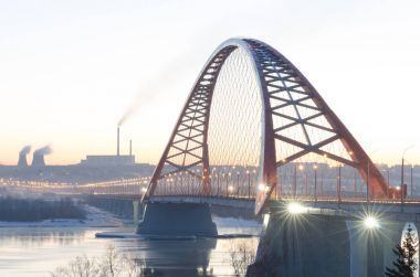 Nehrin üzerindeki köprü.