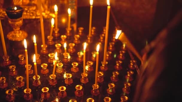 Свічка в церкві . — стокове відео
