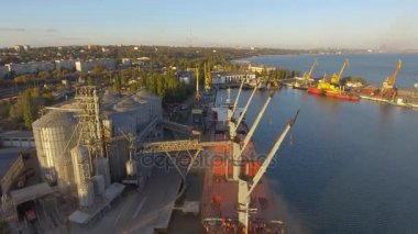 Denizde hava görünümünü büyük tahıl asansörlerin. Yükleme arpa bir gemide. Bağlantı noktası. Kargo gemisi