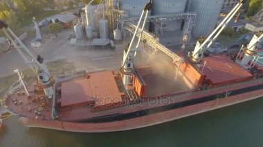 Denizde hava görünümünü büyük tahıl asansörlerin. Yükleme arpa bir gemide. Bağlantı noktası. Kargo gemisi