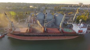 Denizde hava görünümünü büyük tahıl asansörlerin. Yükleme arpa bir gemide. Bağlantı noktası. Kargo gemisi