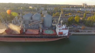 Denizde hava görünümünü büyük tahıl asansörlerin. Yükleme arpa bir gemide. Bağlantı noktası. Kargo gemisi
