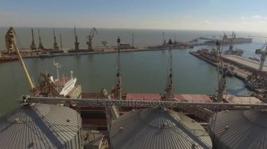 Denizde hava görünümünü büyük tahıl asansörlerin. Yükleme arpa bir gemide. Bağlantı noktası. Kargo gemisi