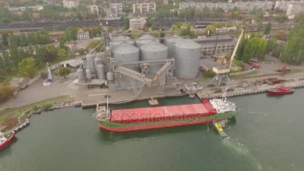 Vista aérea de grandes elevadores de grãos no mar. Carregamento de grãos num navio. Porto. Navio de carga — Vídeo de Stock