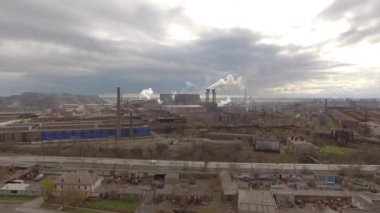 Endüstriyel çelik fabrikası hava görünümünü. Hava sleel fabrika. Duman çelik fabrikası borular üzerinde uçan. Çevre kirliliği. Duman
