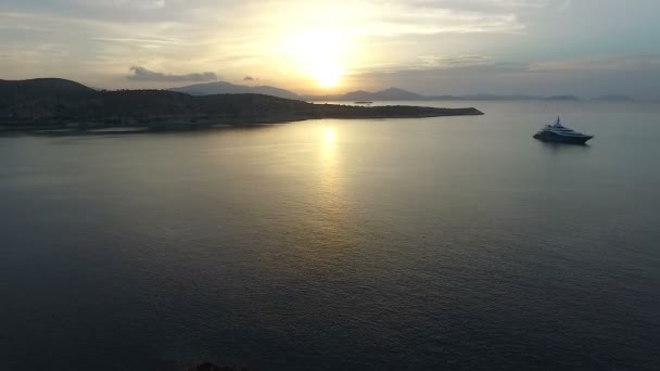 Flygfoto solnedgång. Gryning i havet — Stockvideo