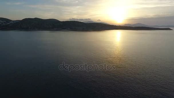 Vue aérienne coucher de soleil. Aube dans la mer — Video