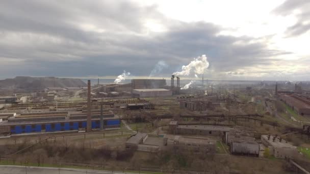 Vista aérea da fábrica de aço industrial. Fábrica de mangas aéreas. Voando sobre tubos de aço fumaça planta. Poluição ambiental. Fumar . — Vídeo de Stock