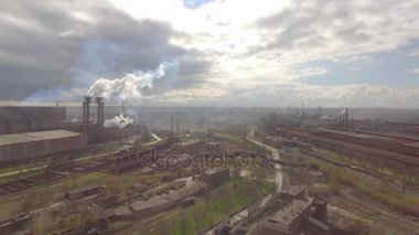 Endüstriyel çelik fabrikası hava görünümünü. Hava sleel fabrika. Duman çelik fabrikası borular üzerinde uçan. Çevre kirliliği. Duman.