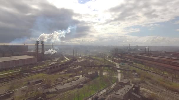 Flygfoto över industriella stålsätter växten. Antenn sleel fabrik. Flygande över rök stålverk pipes. Miljöföroreningar. Röker. — Stockvideo