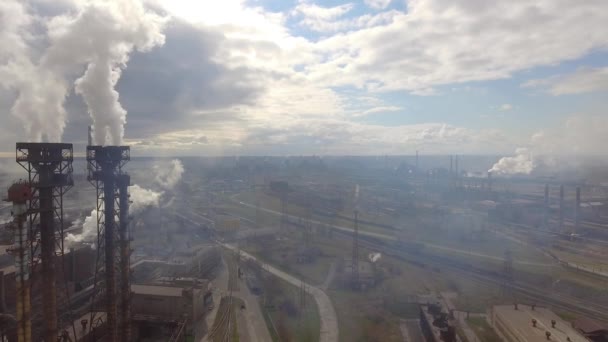 Вид с воздуха на промышленный металлургический завод. Фабрика воздушных саней. Летают над трубами завода дымовой стали. Загрязнение окружающей среды Дым . — стоковое видео