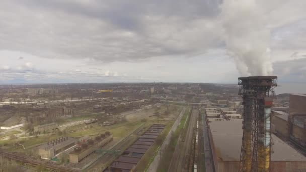 Vista aérea da fábrica de aço industrial. Fábrica de mangas aéreas. Voando sobre tubos de aço fumaça planta. Poluição ambiental. Fumar . — Vídeo de Stock