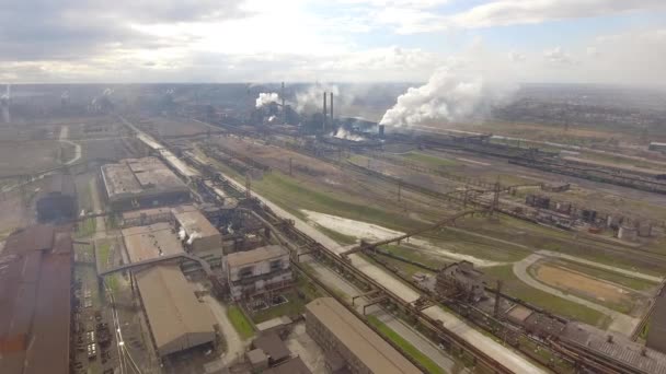 Flygfoto över industriella stålsätter växten. Antenn sleel fabrik. Flygande över rök stålverk pipes. Miljöföroreningar. Röker. — Stockvideo