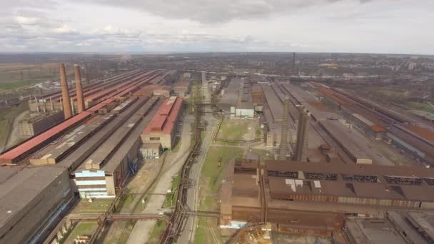 Luchtfoto van industriële staalbedrijf. Luchtfoto sleel fabriek. Vliegen over rook staalbedrijf pijpen. De vervuiling van het milieu. Rook. — Stockvideo