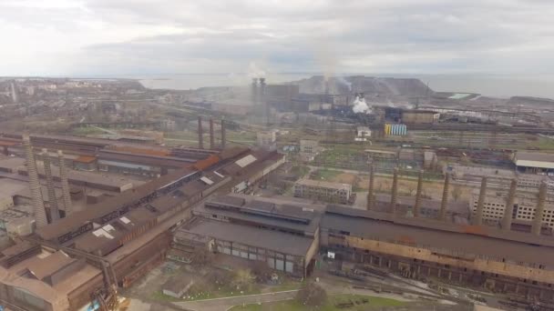 Luchtfoto van industriële staalbedrijf. Luchtfoto sleel fabriek. Vliegen over rook staalbedrijf pijpen. De vervuiling van het milieu. Rook. — Stockvideo