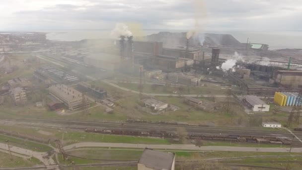 Luchtfoto van industriële staalbedrijf. Luchtfoto sleel fabriek. Vliegen over rook staalbedrijf pijpen. De vervuiling van het milieu. Rook. — Stockvideo