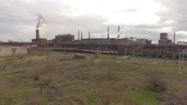 Endüstriyel çelik fabrikası hava görünümünü. Hava sleel fabrika. Duman çelik fabrikası borular üzerinde uçan. Çevre kirliliği. Duman.