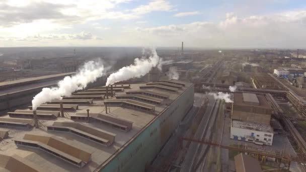 Letecký pohled na průmyslové ocelárny. Továrna na letecké sleel. Létání nad ocelárny kouřové trubky. Znečištění životního prostředí. Kouř. — Stock video