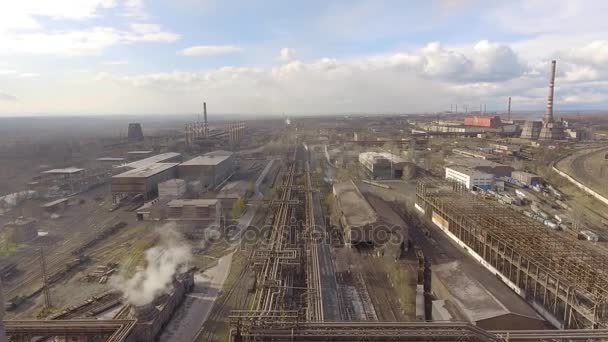 産業の鉄鋼工場の空撮。空中 sleel 工場。煙の鉄鋼工場のパイプ上飛んでいます。環境汚染です。煙. — ストック動画