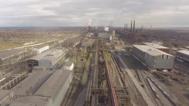 Αεροφωτογραφία της βιομηχανικής εργοστάσιο χάλυβα. Εναέρια sleel εργοστάσιο. Πετώντας πάνω από σωλήνες καπνού εργοστάσιο χάλυβα. Ρύπανση του περιβάλλοντος. Καπνός. — Αρχείο Βίντεο