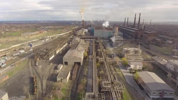 Luchtfoto van industriële staalbedrijf. Luchtfoto sleel fabriek. Vliegen over rook staalbedrijf pijpen. De vervuiling van het milieu. Rook. — Stockvideo