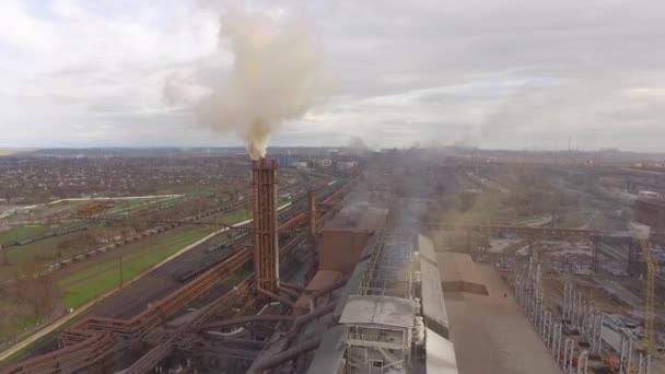 Luftaufnahme eines Industriestahlwerks. Luftschlauchfabrik. fliegen über rauchende Stahlwerksrohre. Umweltverschmutzung. Rauch. — Stockvideo