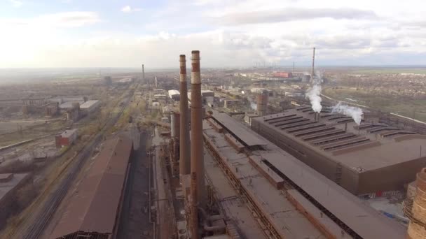 Vista aérea de la planta de acero industrial. Fábrica de camisas aéreas. Volando sobre tuberías de plantas de acero de humo. Contaminación ambiental. Humo. . — Vídeo de stock