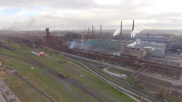 Endüstriyel çelik fabrikası hava görünümünü. Hava sleel fabrika. Duman çelik fabrikası borular üzerinde uçan. Çevre kirliliği. Duman. — Stok video