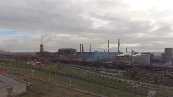 Luftaufnahme eines Industriestahlwerks. Luftschlauchfabrik. fliegen über rauchende Stahlwerksrohre. Umweltverschmutzung. Rauch.