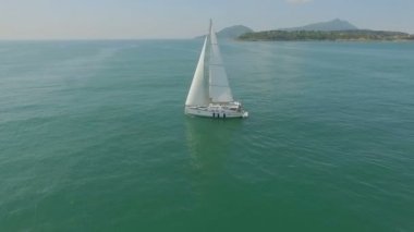 Açık denizde güneşli gün yelken yat. Yatçılık. Yat video. Yat dron video. Yelken hava video. Yelkenli yat.