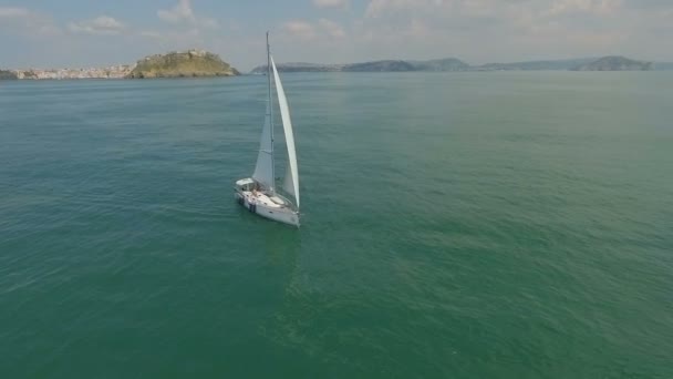 Yacht sailing on open sea at sunny day. Yachting. Yacht video. Yacht drone video. Sailing aerial video. Sailing yacht. — Stock Video