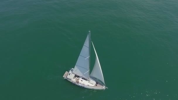Navegación en yate en mar abierto en un día soleado. Yates. Vídeo del yate. Vídeo del dron de yate. Vela de vídeo aéreo. Yate de vela . — Vídeo de stock