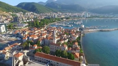 Budva havadan görünümü. Karadağ.
