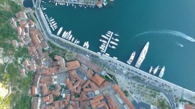 Kotor havadan görünümü. Karadağ.